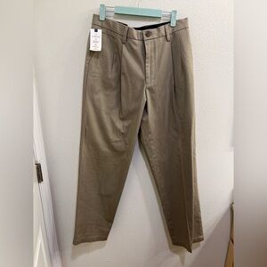 NWT Dockers relaxed fit khaki pants jeans mens 32 X 32